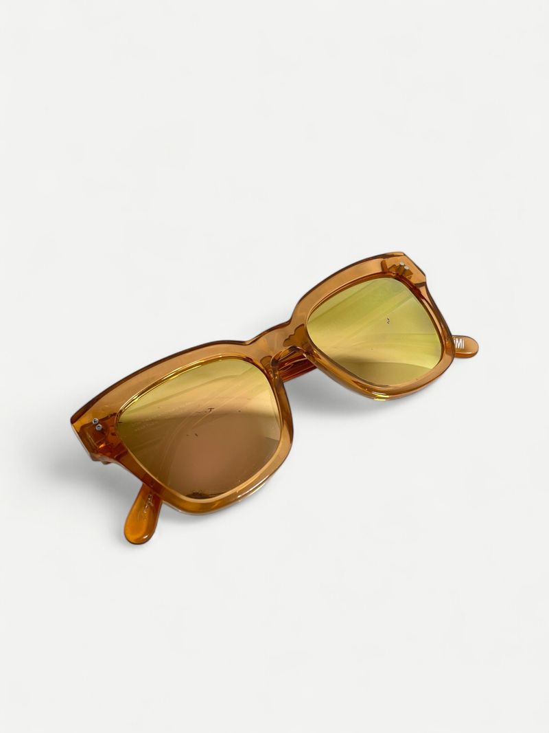 Bruna solglasögon med fyrkantiga bågar