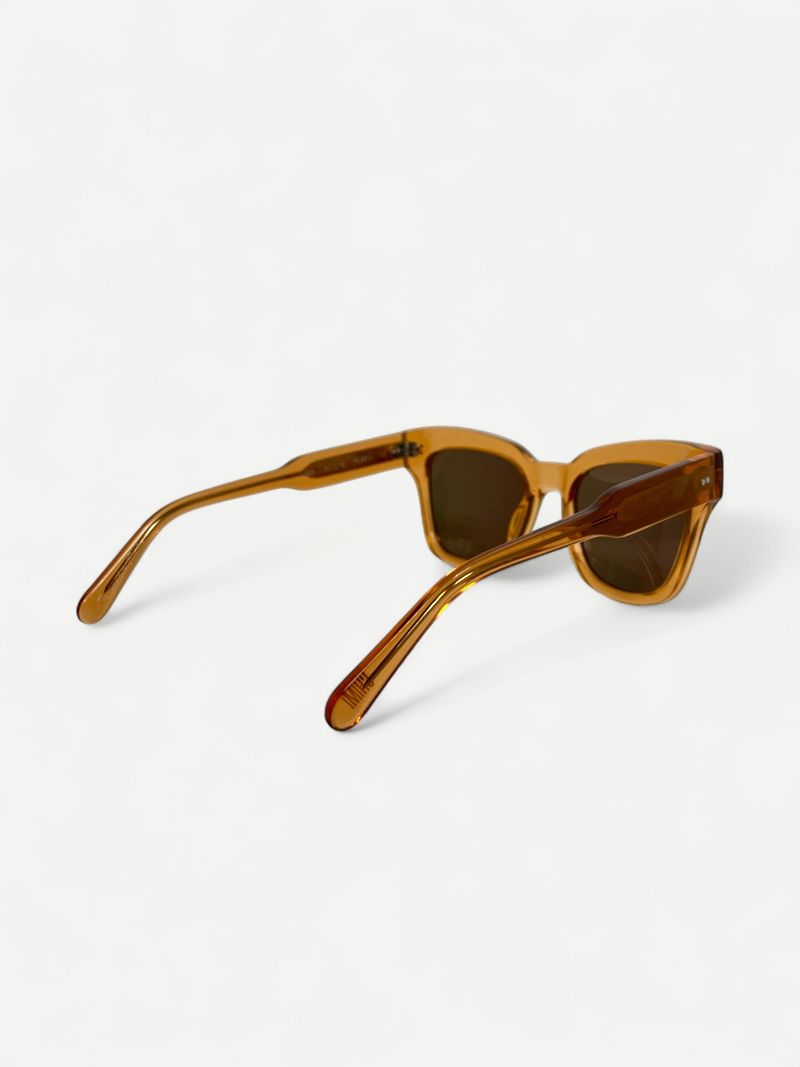 Bruna solglasögon med fyrkantiga bågar