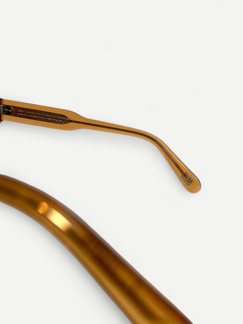 Bruna solglasögon med fyrkantiga bågar