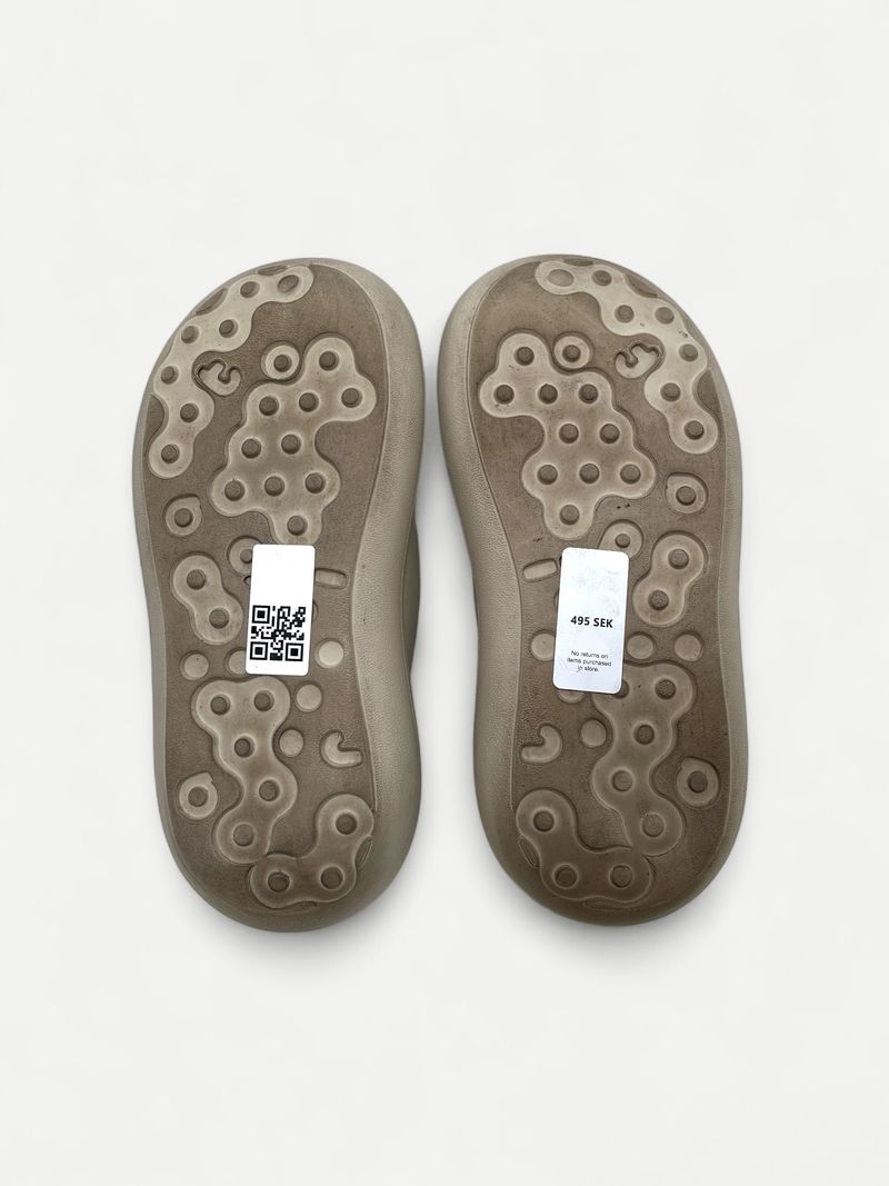 Krämfärgade Flip-Flop