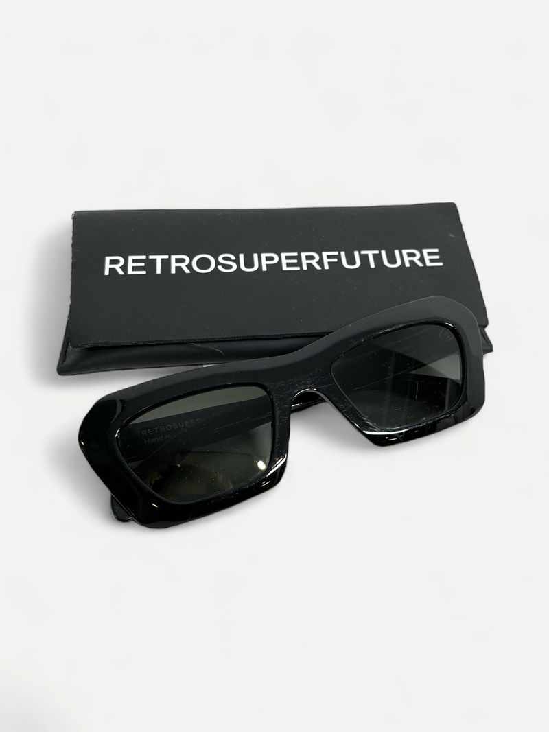 Svarta fyrkantiga solglasögon med båge