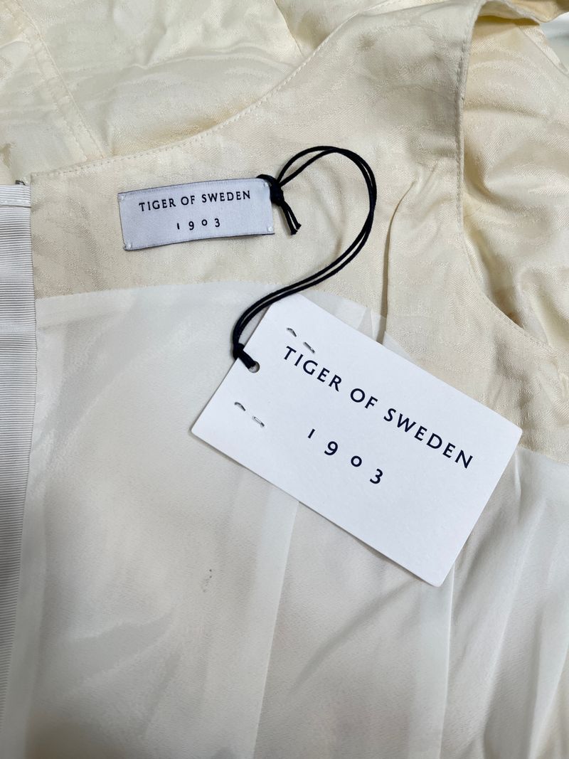 Krämfärgad miniklänning