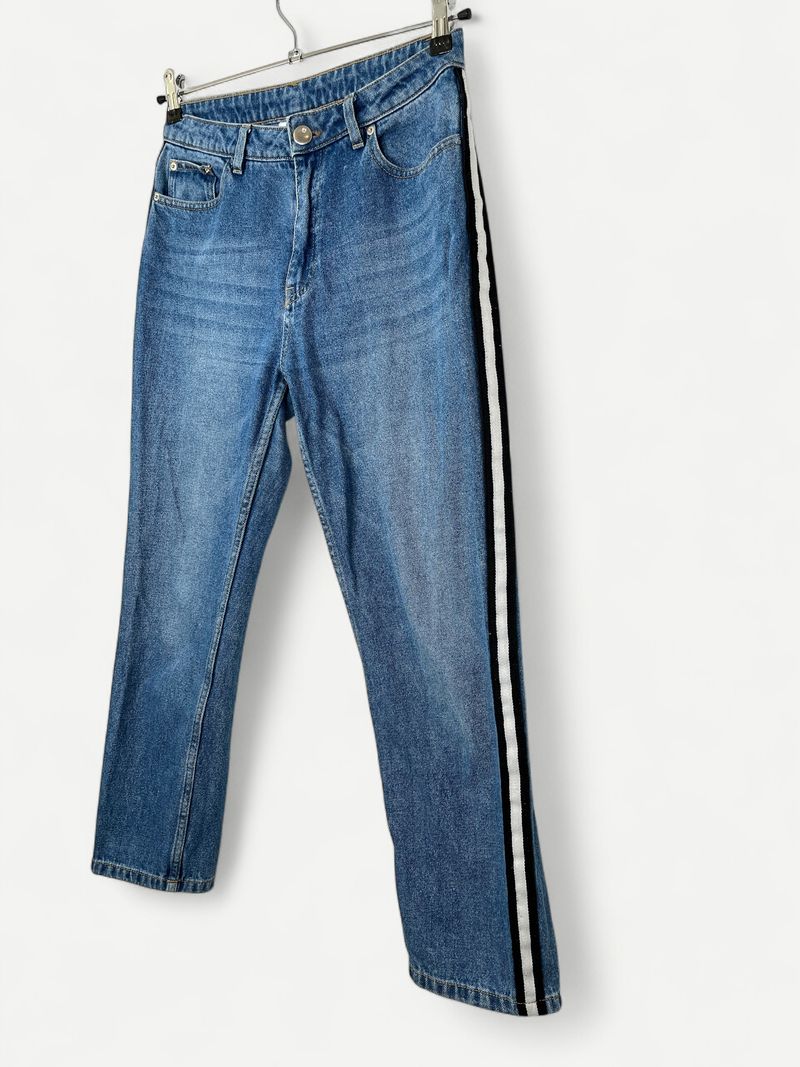 Blå vanliga jeans