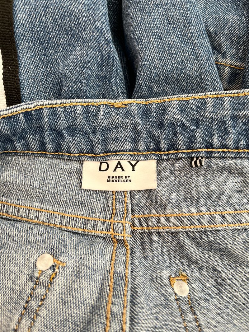 Blå vanliga jeans