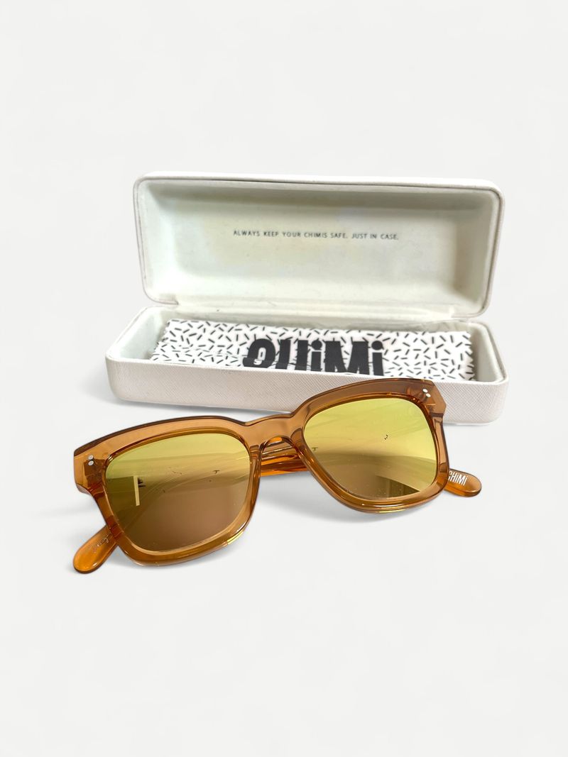 Bruna solglasögon med fyrkantiga bågar