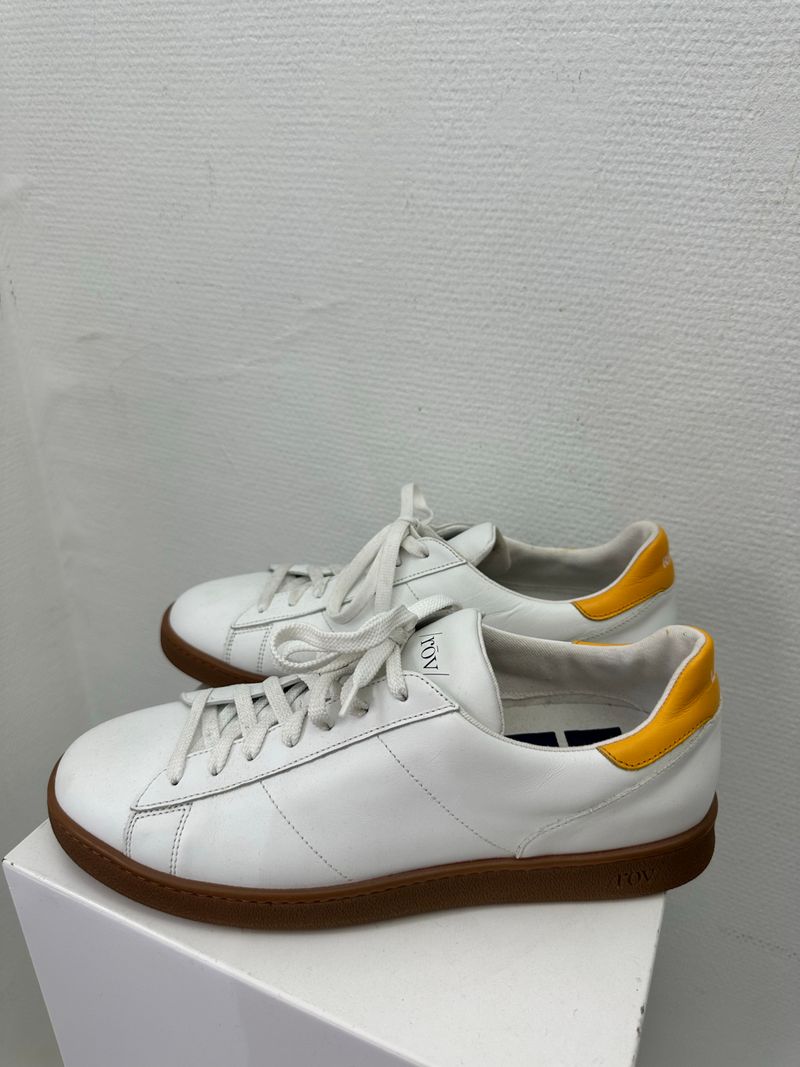 White Low-top Sneaker