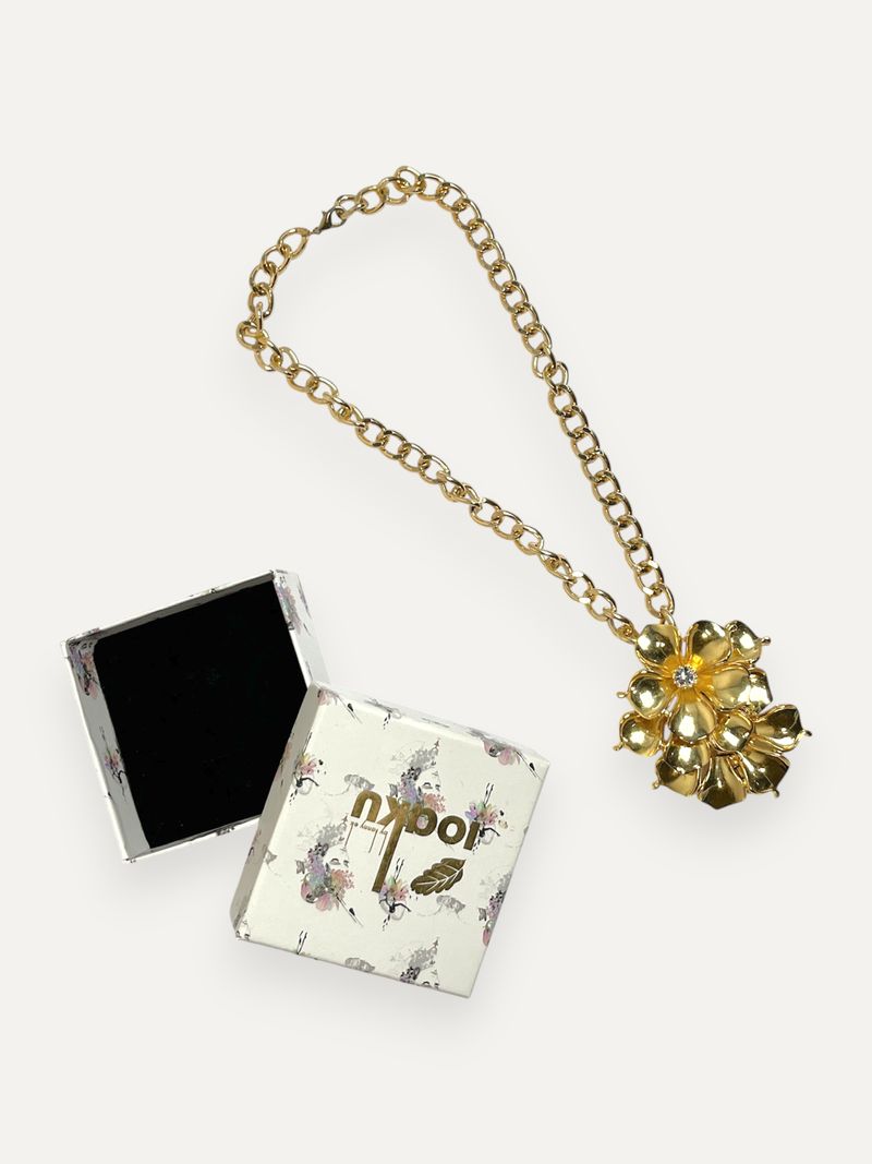 Flower Pendant Gold Necklace
