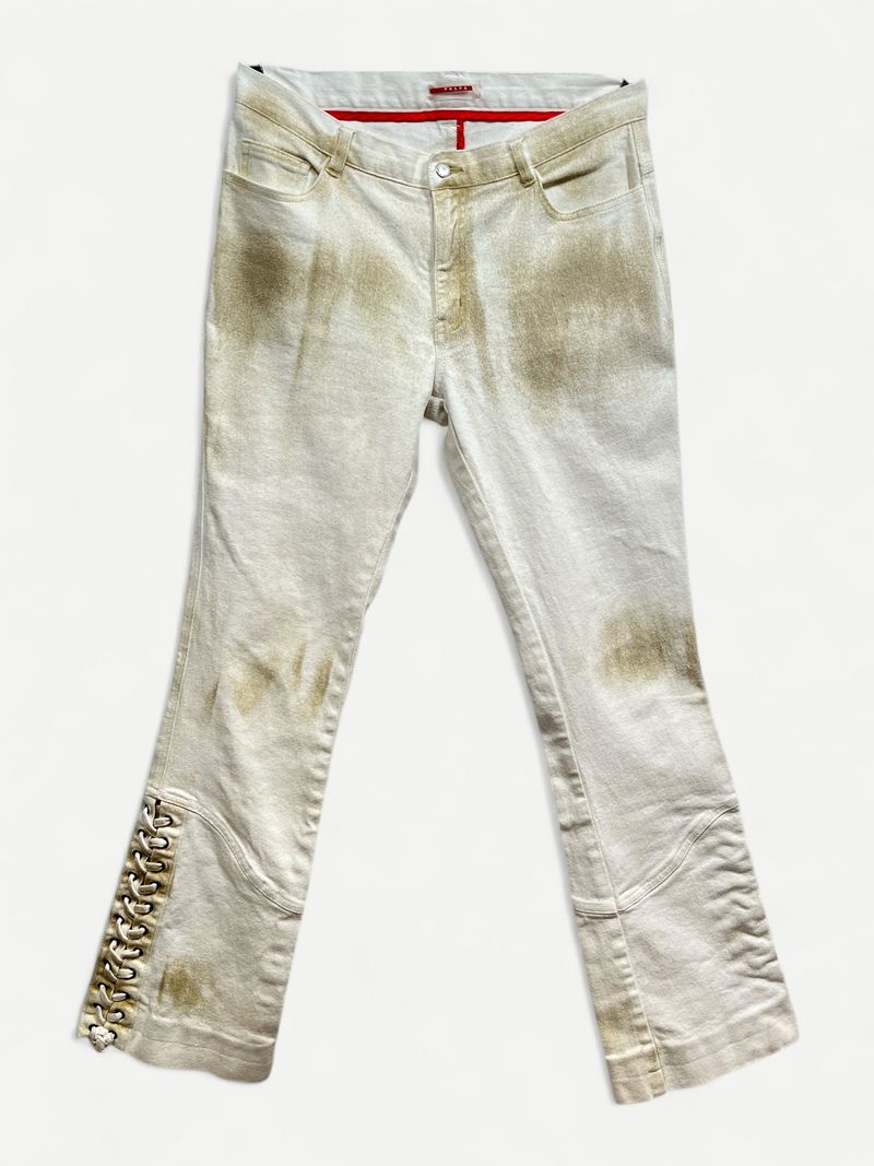 Krämfärgade utsvängda byxor