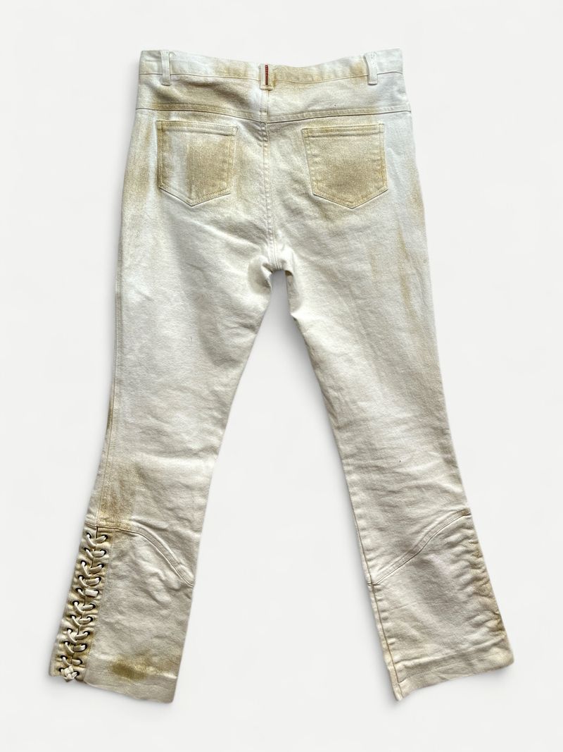 Krämfärgade utsvängda byxor