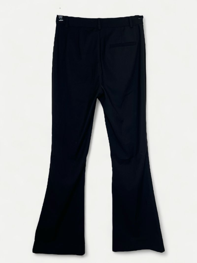 Svarta utsvängda byxor