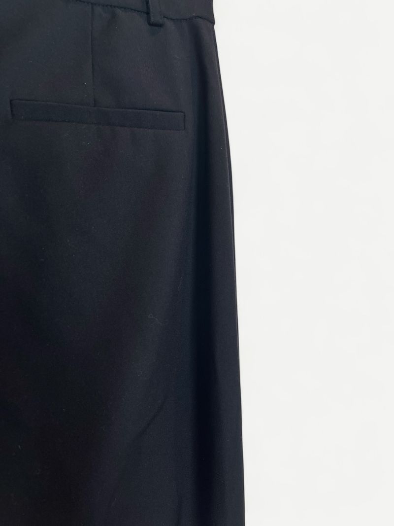 Svarta utsvängda byxor